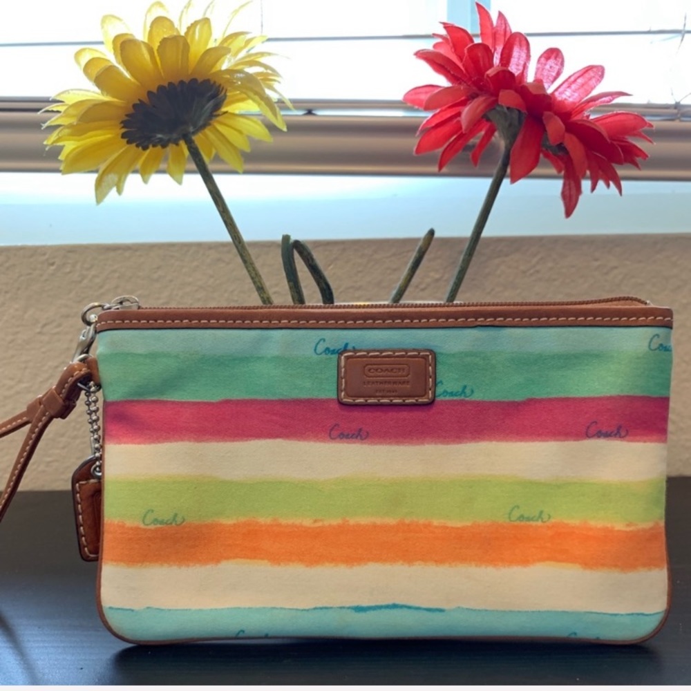 Coach F41194 Hampton Watercolor Striped Wristlet☀️